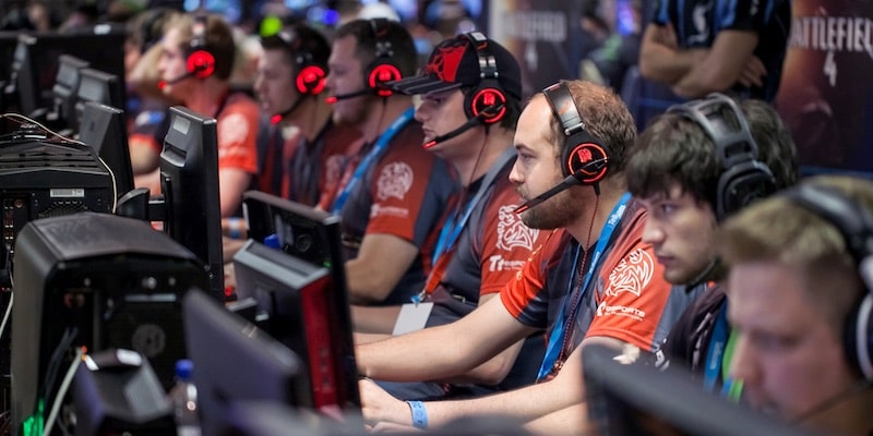 A crowd of gamers compete in an event.