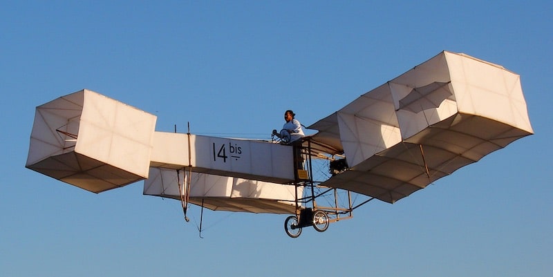 A replica of the 14 bis plane, created by Alberto Santos Dumont, can fly.