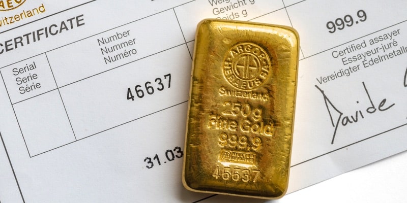 A gold bar indicates its weight and has its certificate.