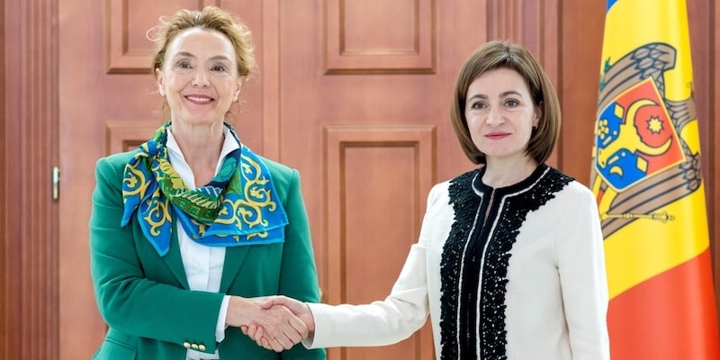 The Secretary General of the Council of Europe, Marija Pejcinovic Buric, shakes hands with the President of Moldova, Maia Sandu.