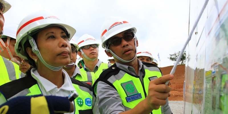 The director managing a construction explains the progress achieved.