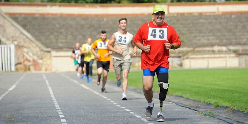 A runner uses a prosthesis to adapt to the race.