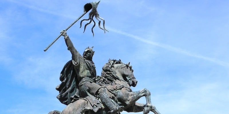 Guillermo the conqueror is remembered with an equestrian statue in Normandy, France.